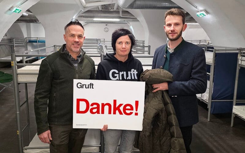 Martin Grasberger und Leo Obermair übergaben die von den Leserinnen und Lesern des WEIDWERKs eingesendet Kleiderspende an die Gruft.