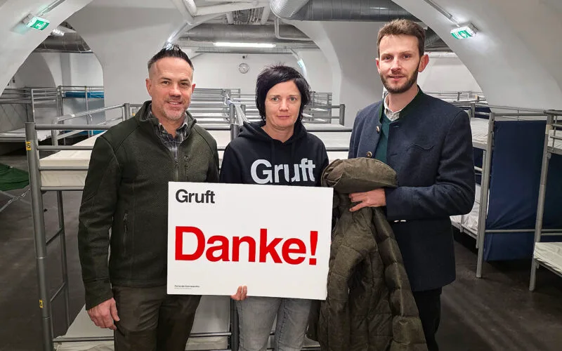 Martin Grasberger und Leo Obermair &uuml;bergaben die von den Leserinnen und Lesern des WEIDWERKs eingesendet Kleiderspende an die Gruft.