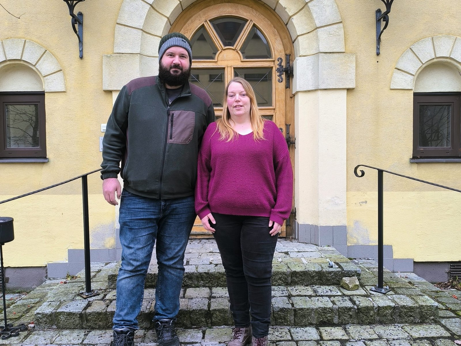 Aldin Selimovic und Larissa Bos-
seler, die am FIWI Zahnschliffanalysen
durchführen.