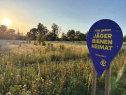 Feld mit Schild: "Hier geben Jäger Bienen Heimat"