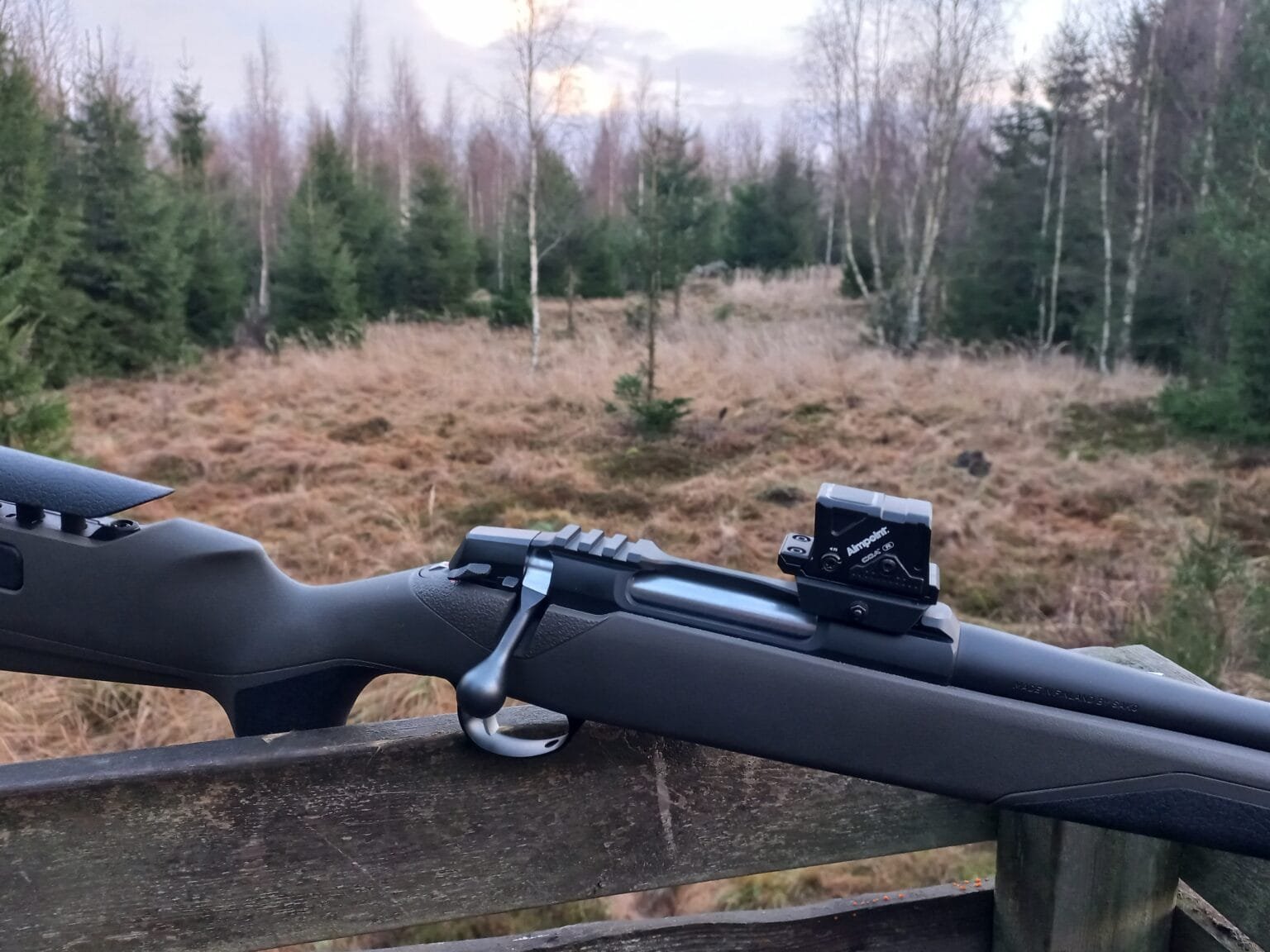 Ein Gewehr liegt auf einem Zaun