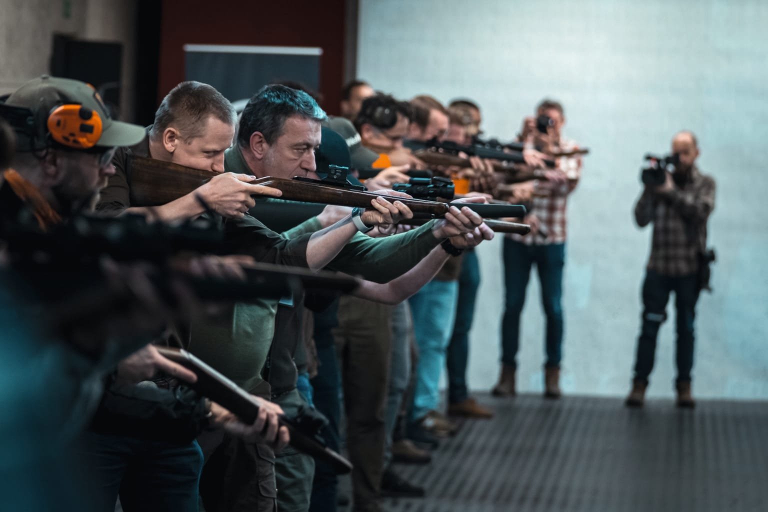 Männer, die mit einem Gewehr zielen