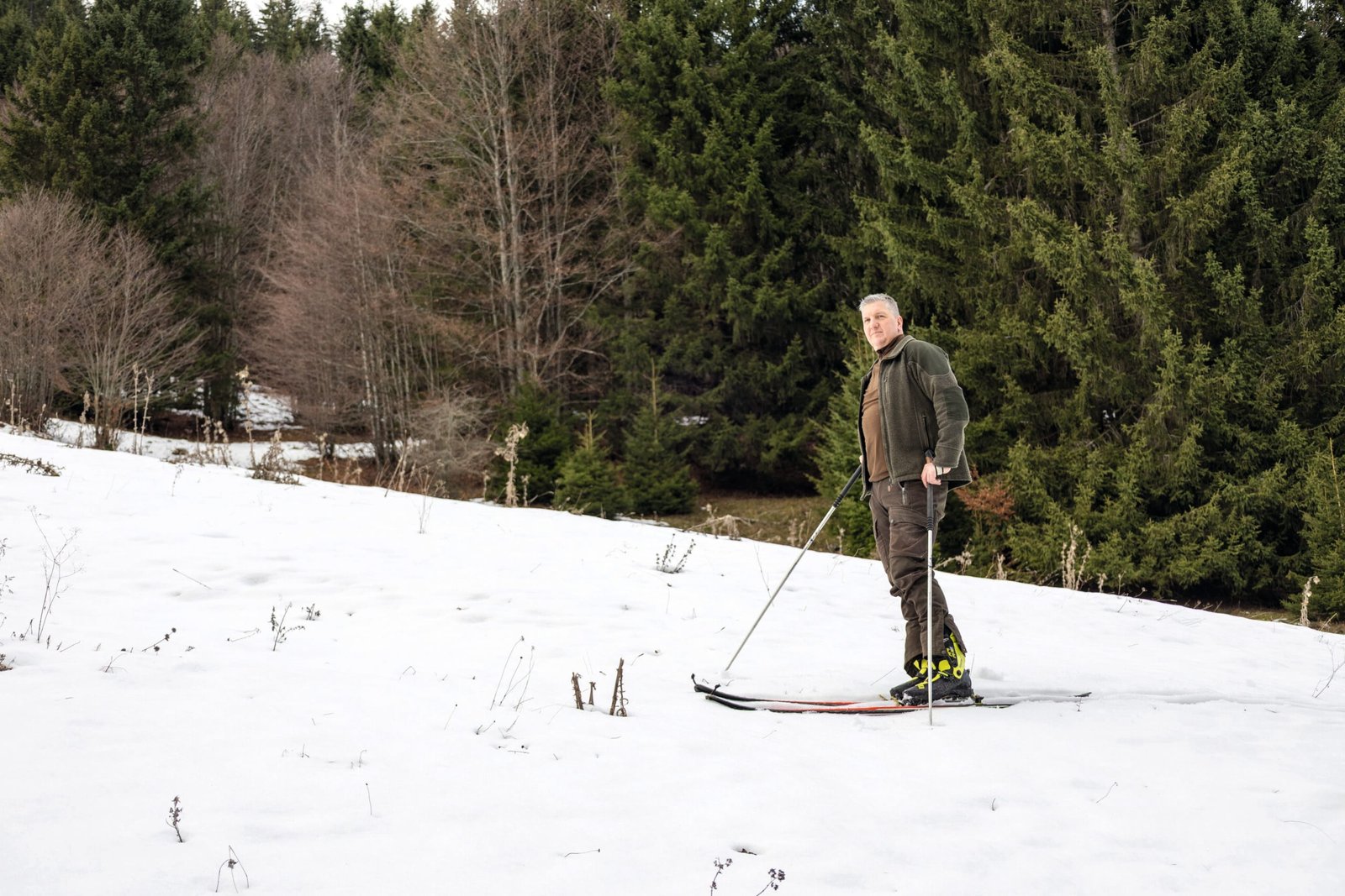 SPUREN Aufsichtsjäger Josef
Ebenberger lenkt Skitourengeher,
indem er selbst Spuren in den
frischen Schnee zieht.